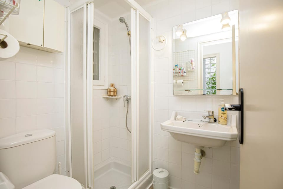 Shower, Toilet, Bathroom, towels