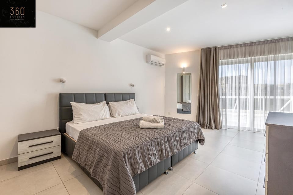 Bed, Photo of the whole room, Bedroom, towels, air conditioner