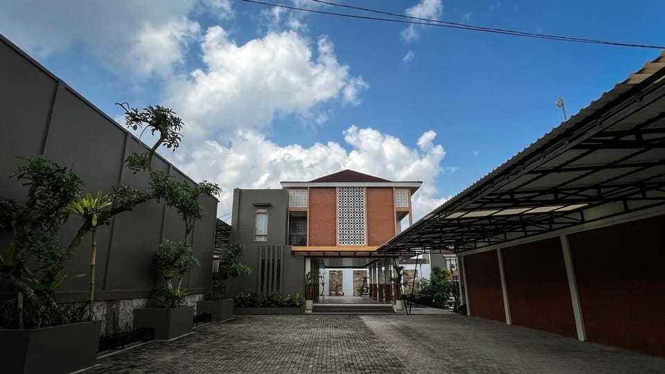 Property building, Day, Neighbourhood, Area and facilities, Parking
