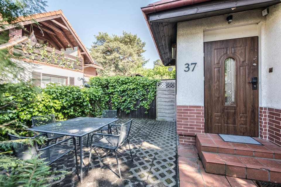 Property building, Facade/entrance, Garden