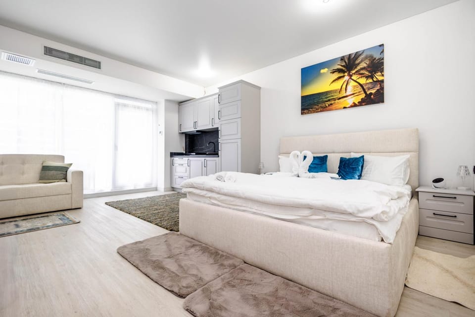 Bed, TV and multimedia, Photo of the whole room, Seating area, Bedroom, air conditioner