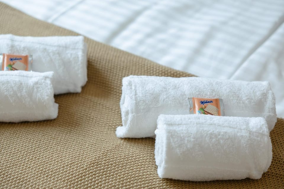 Bed, Bedroom, towels