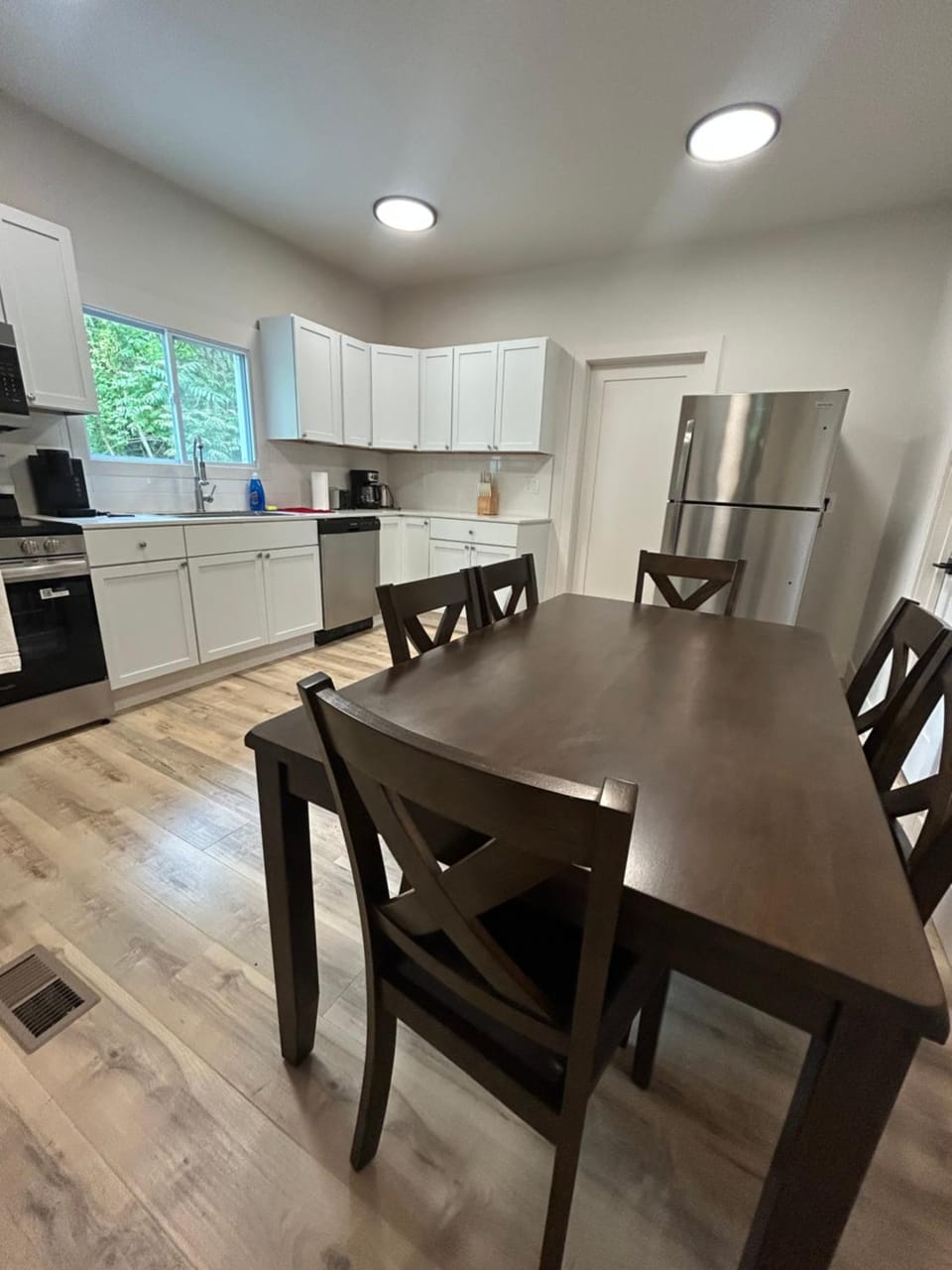 Short Walk to the Falls Newly Renovated 4 Bedroom House in Niagara Falls