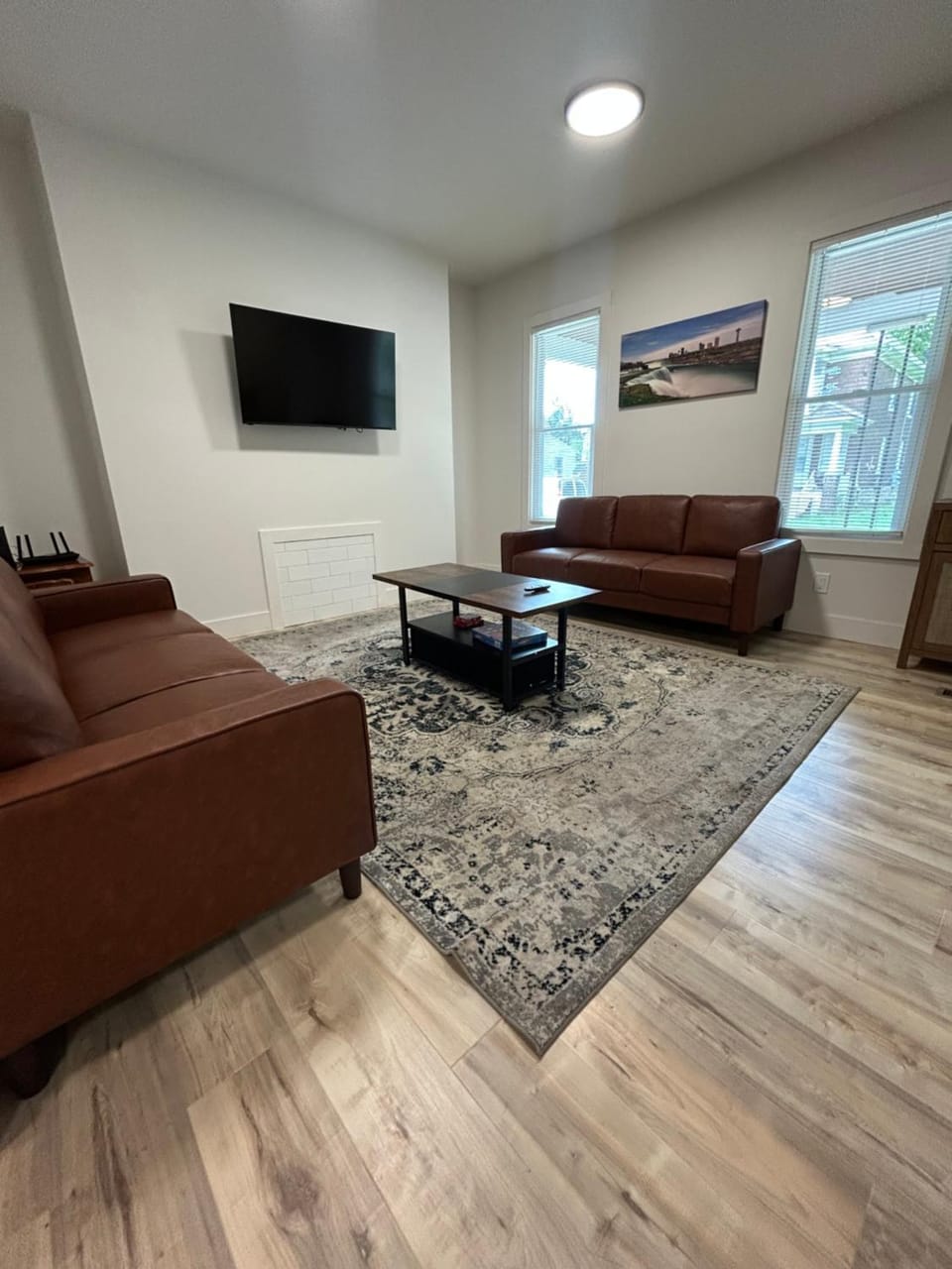 Short Walk to the Falls Newly Renovated 4 Bedroom House in Niagara Falls