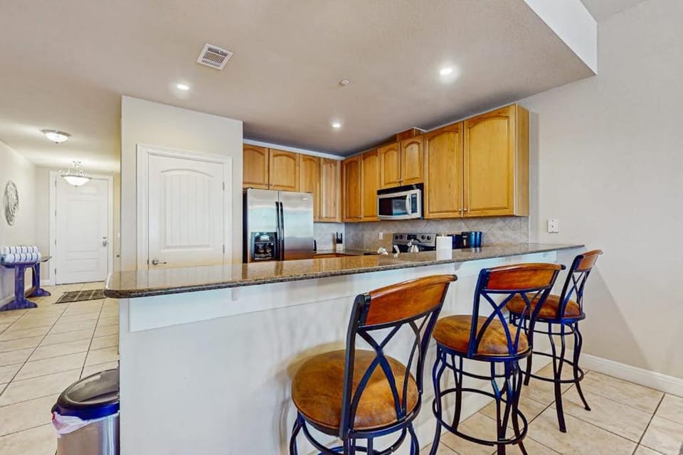 Kitchen or kitchenette, Seating area, Dining area, oven