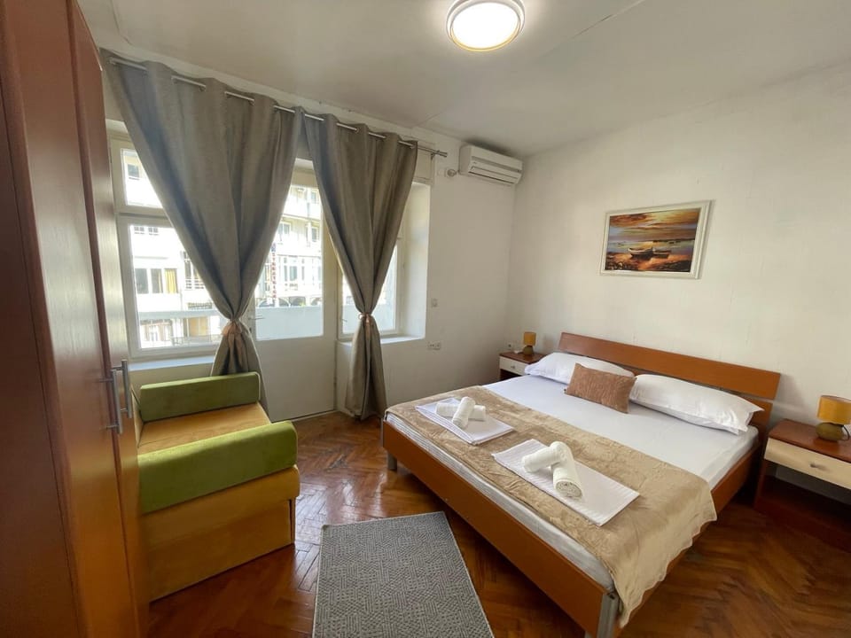 Bed, Living room