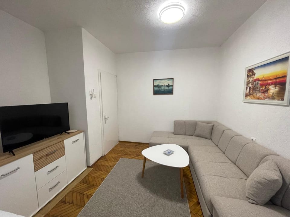 Communal lounge/ TV room, TV and multimedia, Living room, Seating area