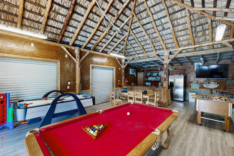 Bacliff Family Getaway with Game Room and Private Pool House in Bacliff
