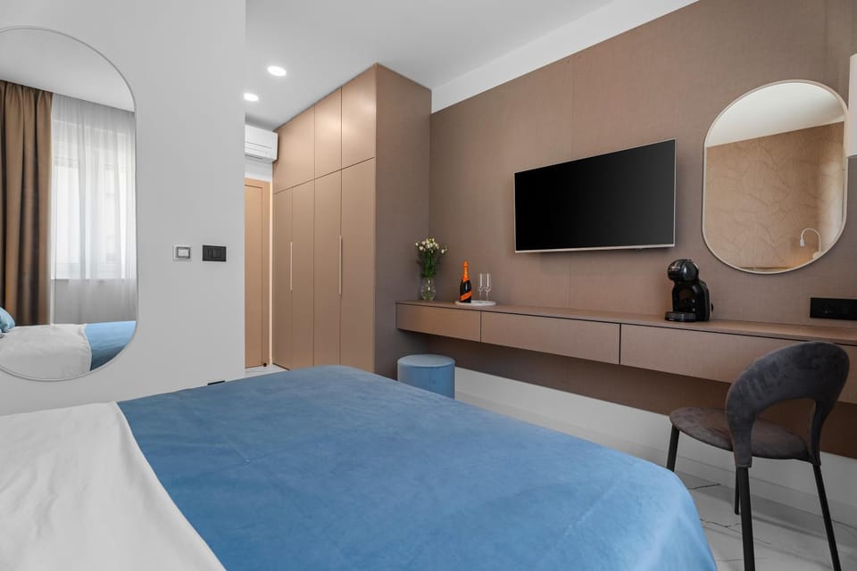 Bed, TV and multimedia, Seating area, Bedroom