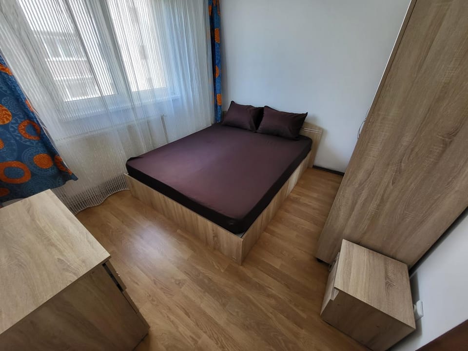 Bed, Living room, Photo of the whole room, Seating area, Bedroom