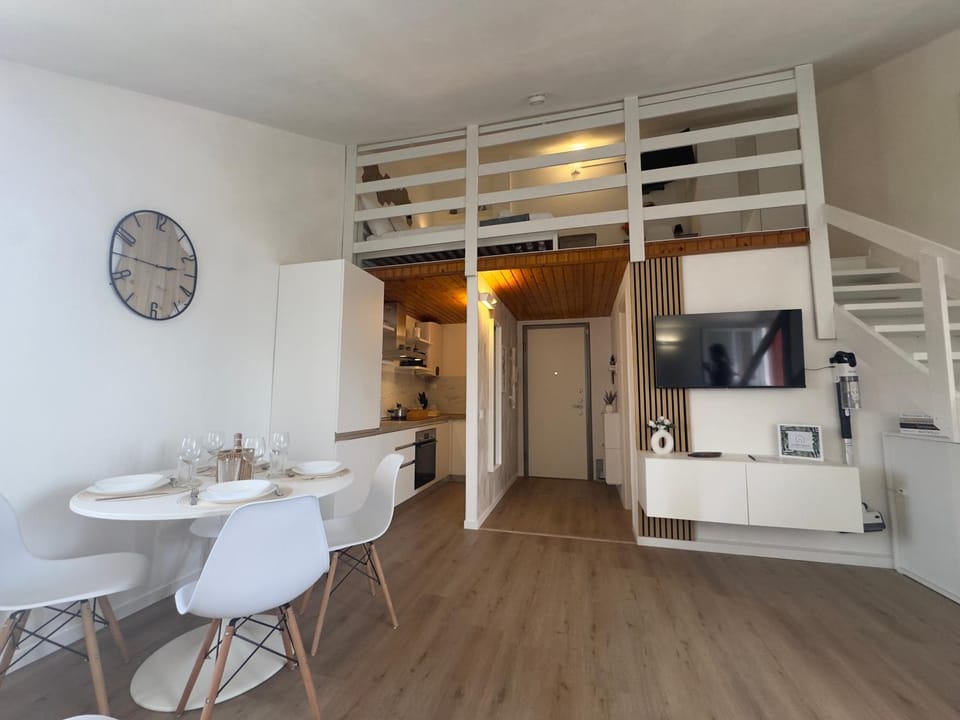 TV and multimedia, Kitchen or kitchenette, Living room, Seating area, Dining area