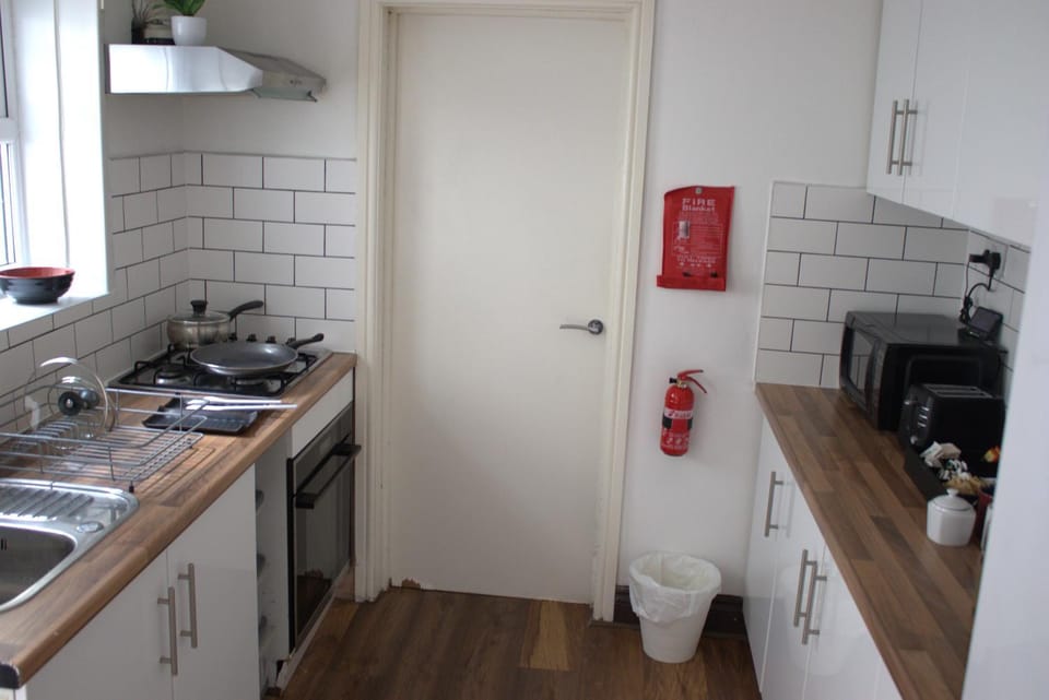 Coffee/tea facilities, Kitchen or kitchenette, stove, toaster