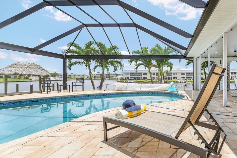 Stylish Getaway , Heated Pool, Kayaks, Tiki Hut and Sunsets - Pearo Paradise Resort - Roelens House in Cape Coral