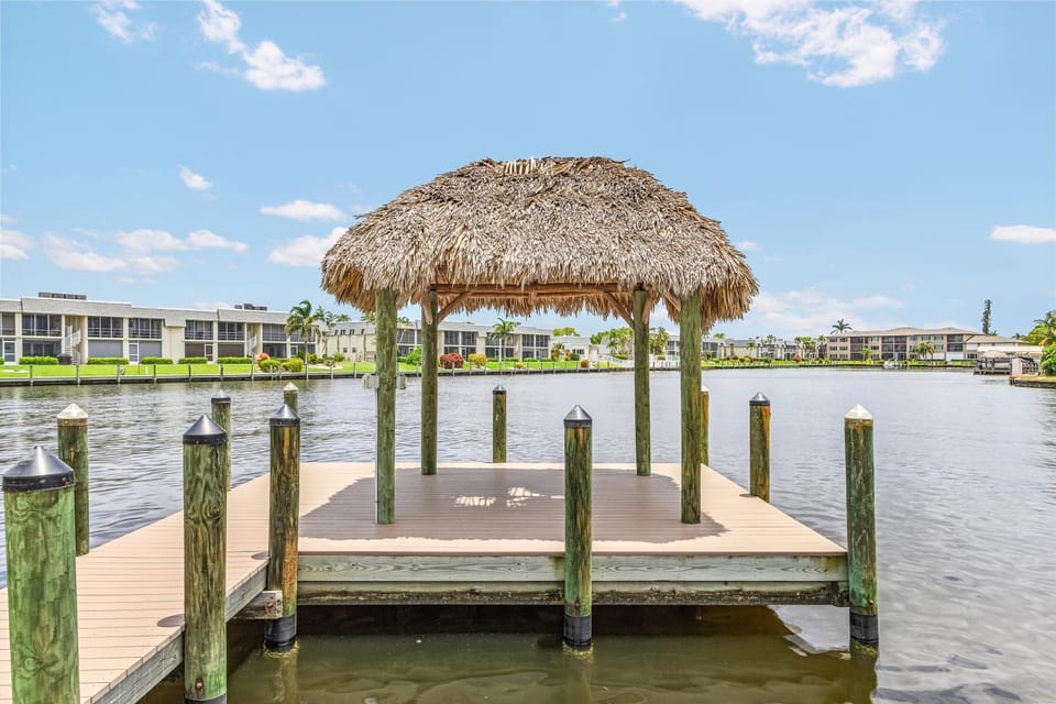 Stylish Getaway , Heated Pool, Kayaks, Tiki Hut and Sunsets - Pearo Paradise Resort - Roelens House in Cape Coral
