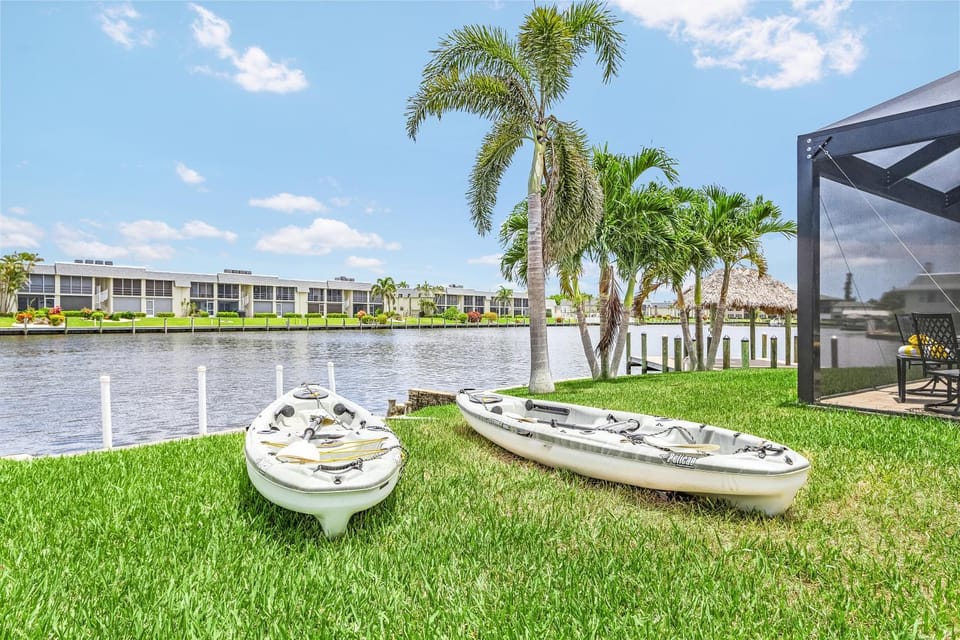 Stylish Getaway , Heated Pool, Kayaks, Tiki Hut and Sunsets - Pearo Paradise Resort - Roelens House in Cape Coral