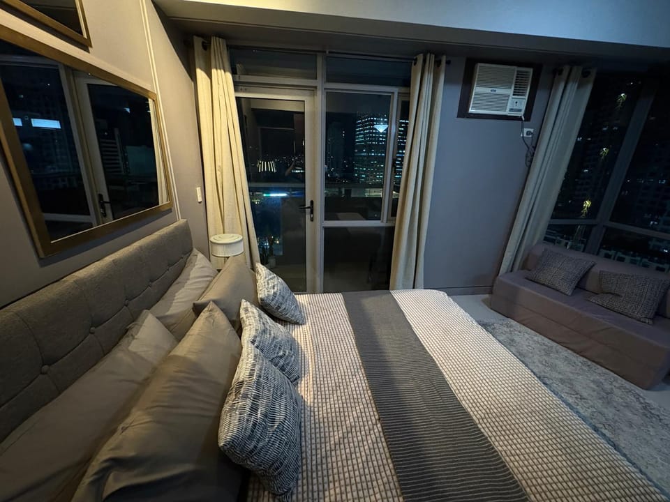 Bed, Night, View (from property/room), Balcony/Terrace, Seating area, Bedroom