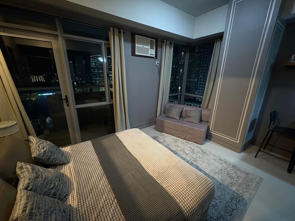 Bed, Night, Photo of the whole room, Seating area, Bedroom