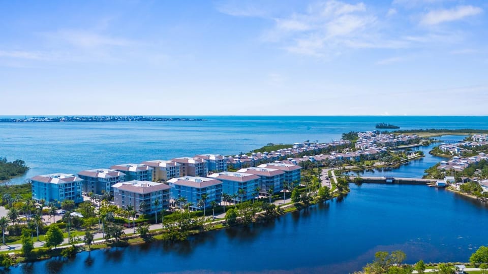 Penthouse Retreat! Coastal Condo 1 mile to AMI & Beaches! Apartment in Bradenton