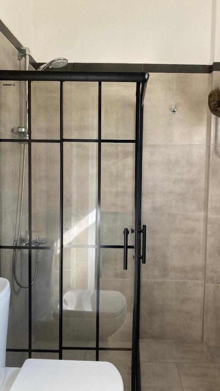 Shower, Toilet, Bathroom, towels