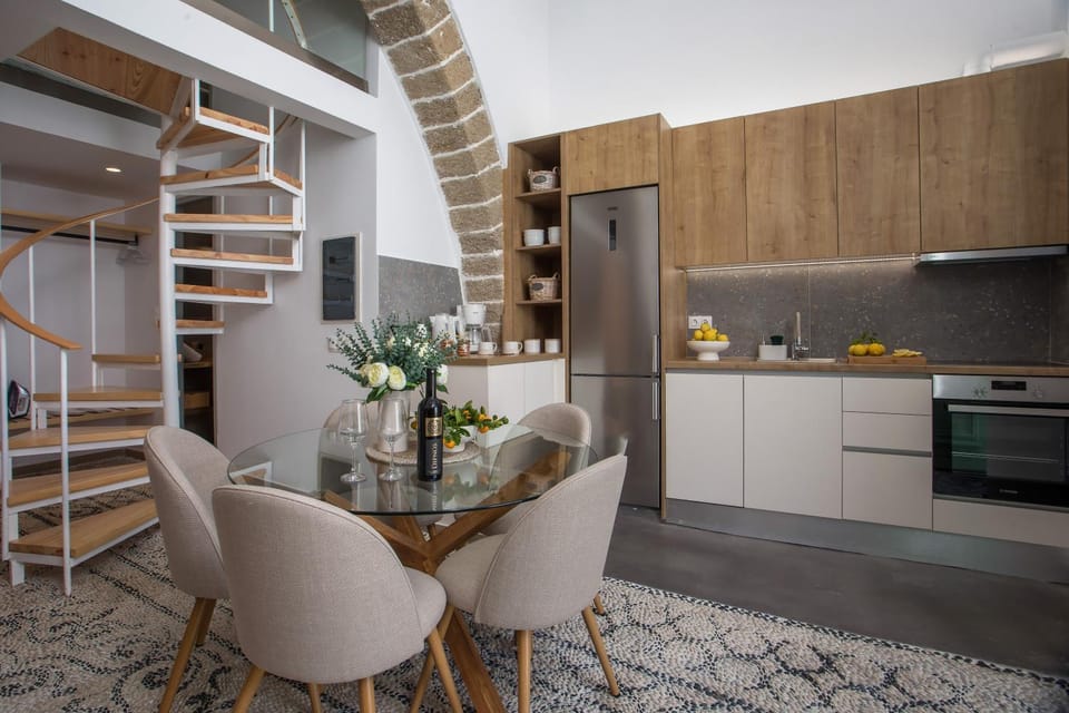 Kitchen or kitchenette, Dining area, dishwasher, stove