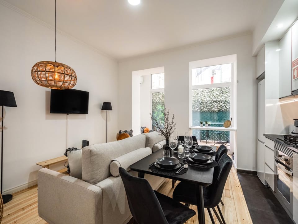 TV and multimedia, Living room, Seating area, Dining area