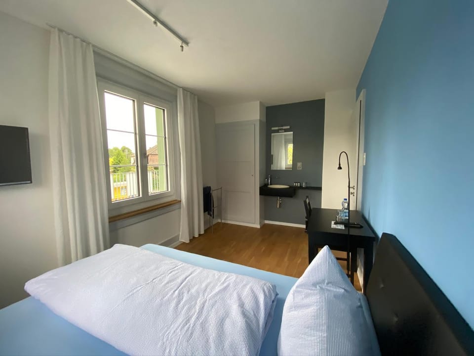 Bed, TV and multimedia, Photo of the whole room