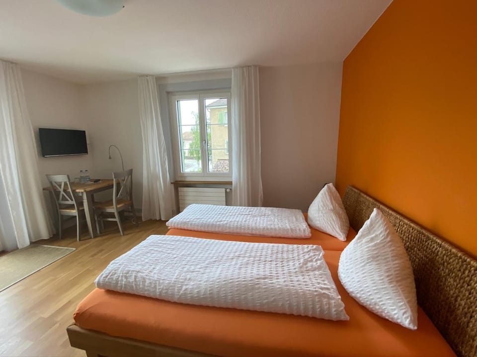 Bed, Photo of the whole room, Seating area