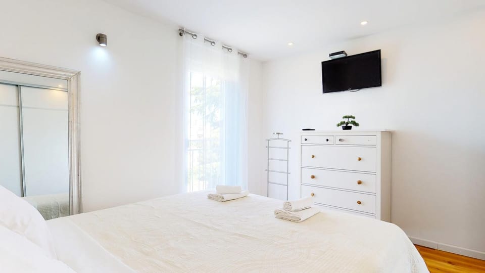 Bed, TV and multimedia, Bedroom