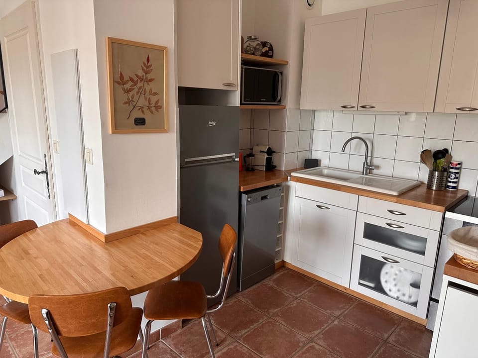 Kitchen or kitchenette, Dining area, dishwasher