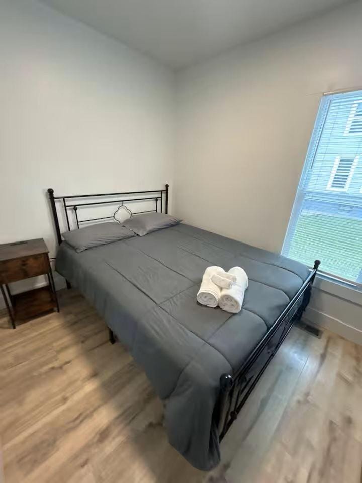 Short Walk to Niagara Falls 6 Bedrooms House in Niagara Falls