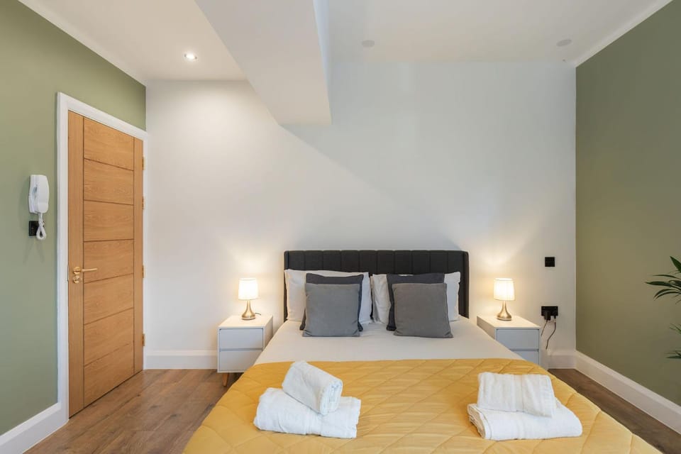 Bed, Photo of the whole room, Bedroom, towels