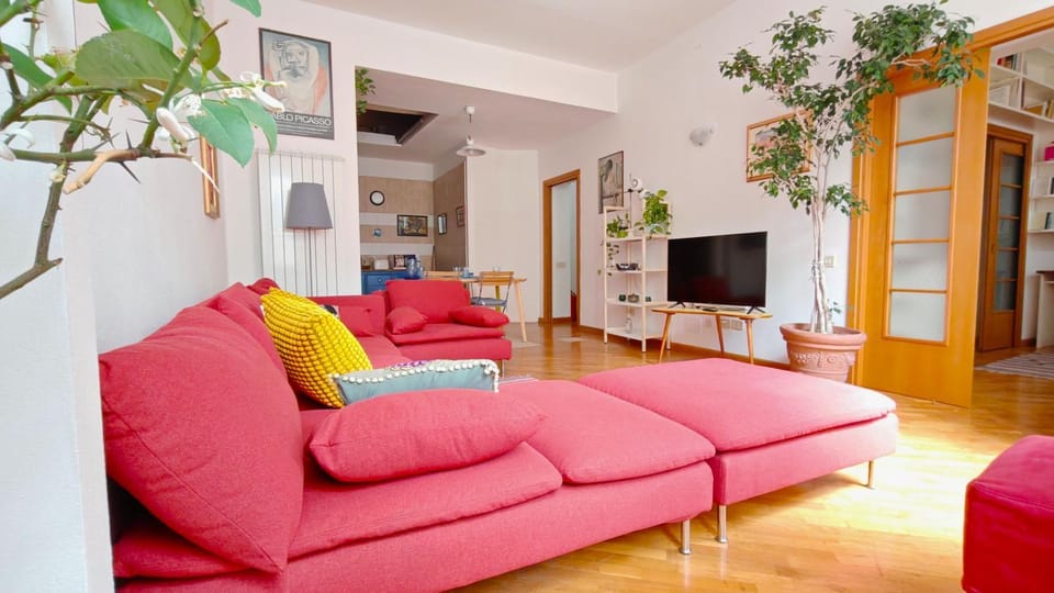 Communal lounge/ TV room, TV and multimedia, Living room, Seating area, Evening entertainment
