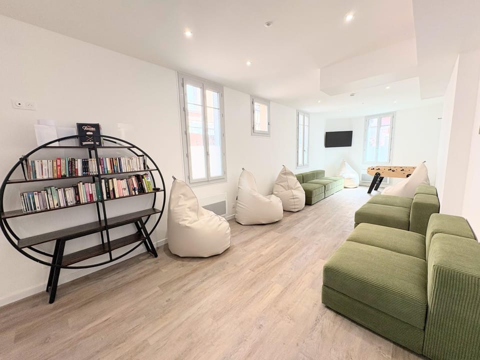 Communal lounge/ TV room, Library, Living room, Seating area