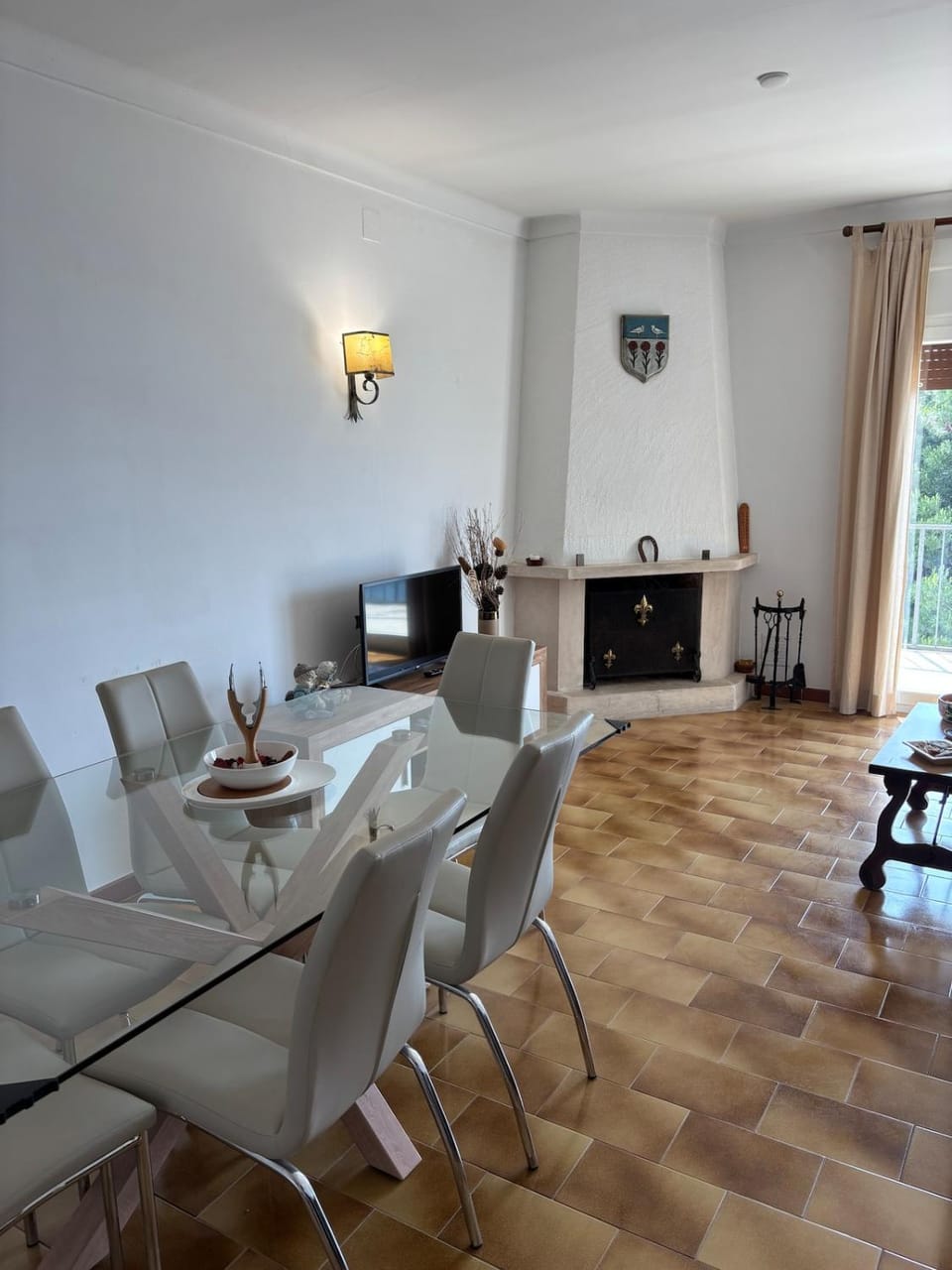 TV and multimedia, Living room, Seating area, Dining area