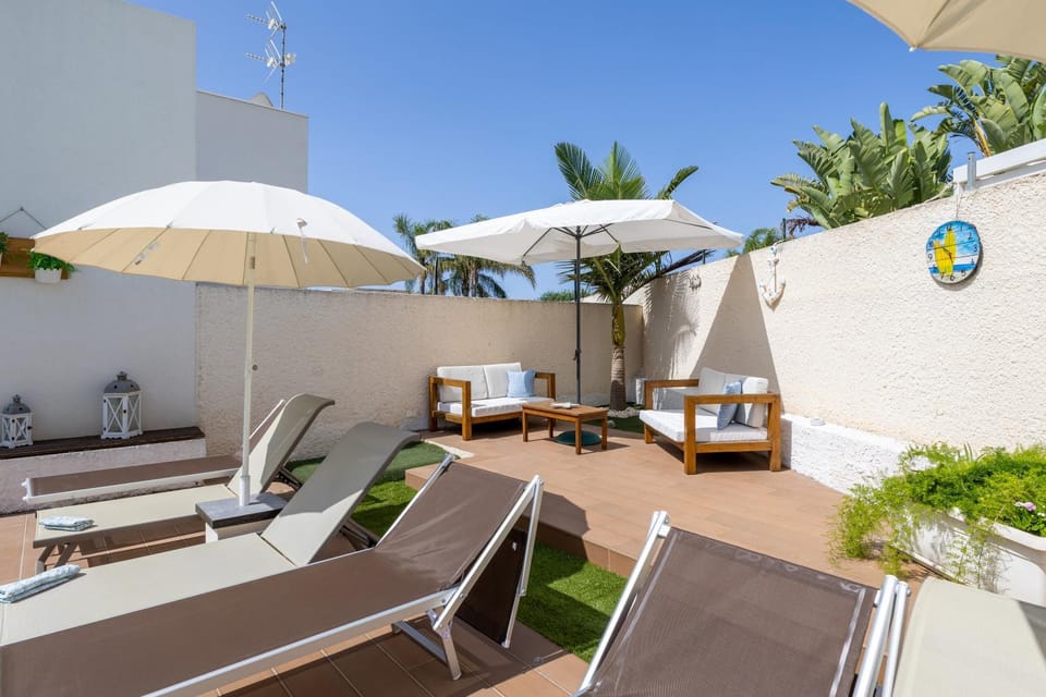 Property building, Balcony/Terrace, Living room, Swimming pool