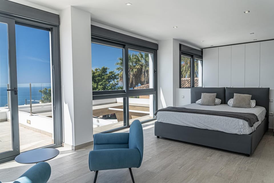 Bed, View (from property/room), Balcony/Terrace, Photo of the whole room, Bedroom, Sea view