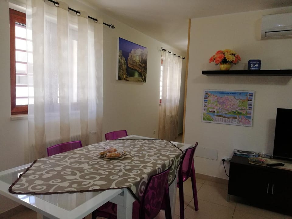 Restaurant/places to eat, Living room, Dining area, Meals