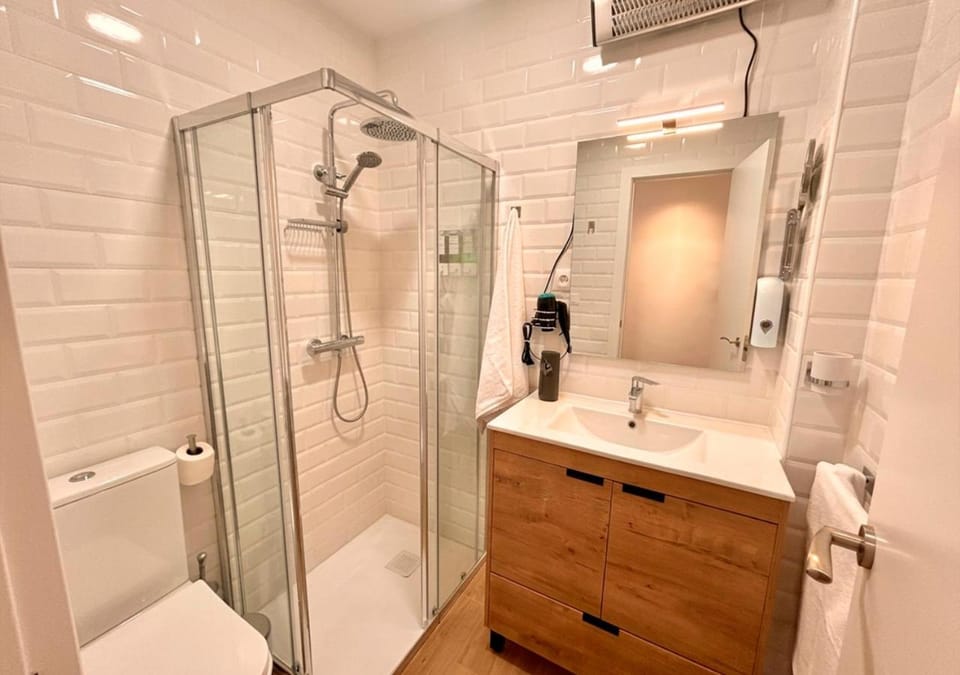 Shower, Toilet, Bathroom, towels