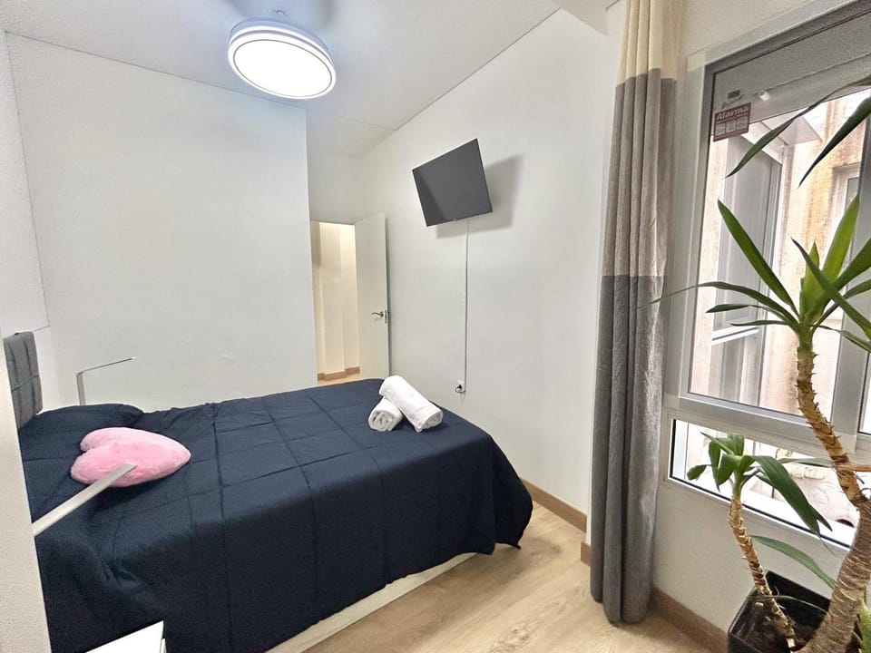 Bed, TV and multimedia, Photo of the whole room, Bedroom, towels, air conditioner