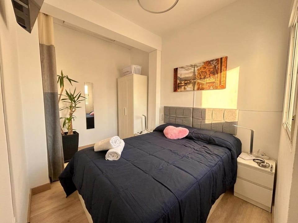 Bed, TV and multimedia, Photo of the whole room, Bedroom, towels