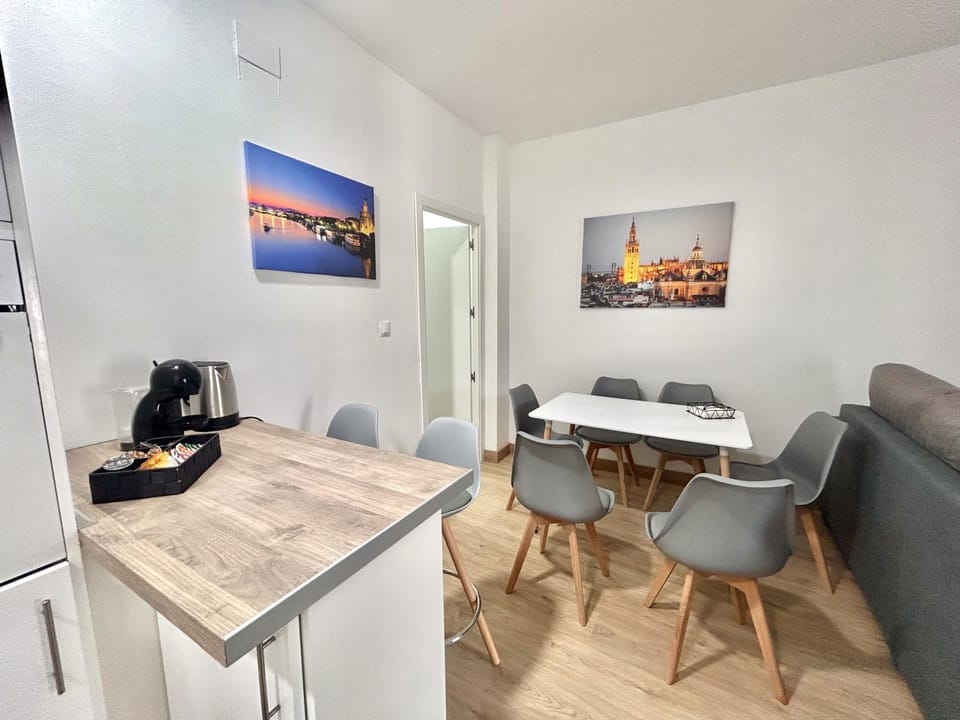 Kitchen or kitchenette, Living room, Seating area, Dining area, minibar