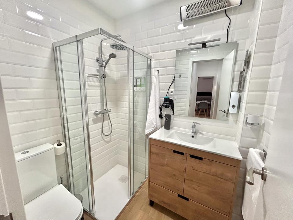 Shower, Toilet, Bathroom, towels