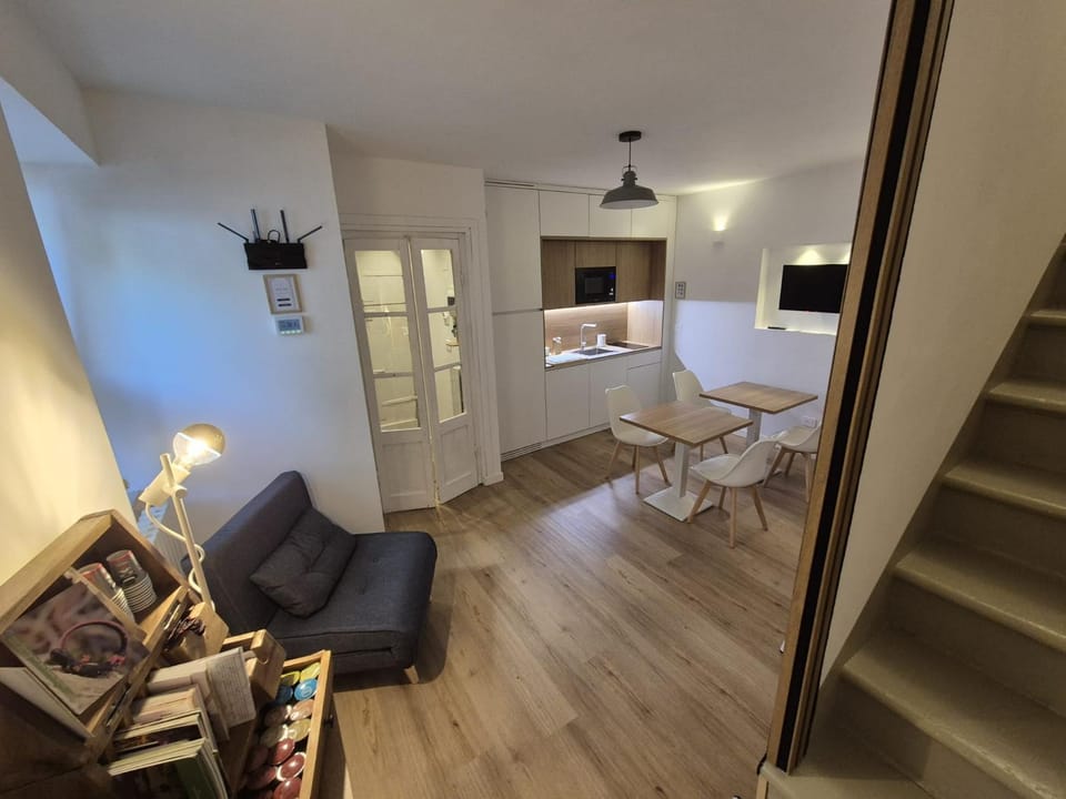 TV and multimedia, Kitchen or kitchenette, Living room, Seating area, Dining area