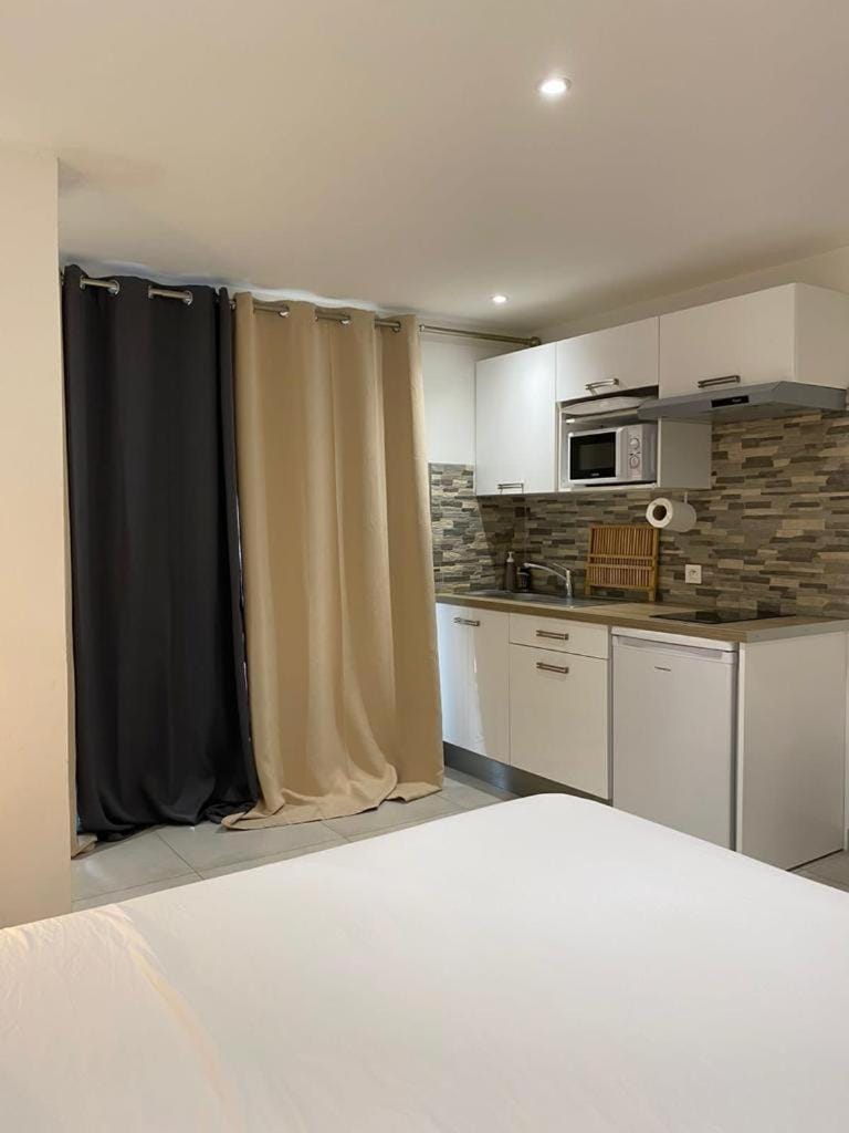 Bed, Kitchen or kitchenette, Photo of the whole room, Bedroom
