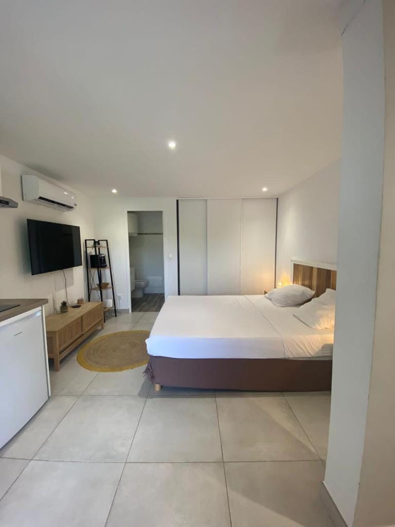 Bed, TV and multimedia, Photo of the whole room