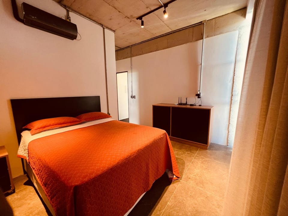 Bed, TV and multimedia, Photo of the whole room, air conditioner