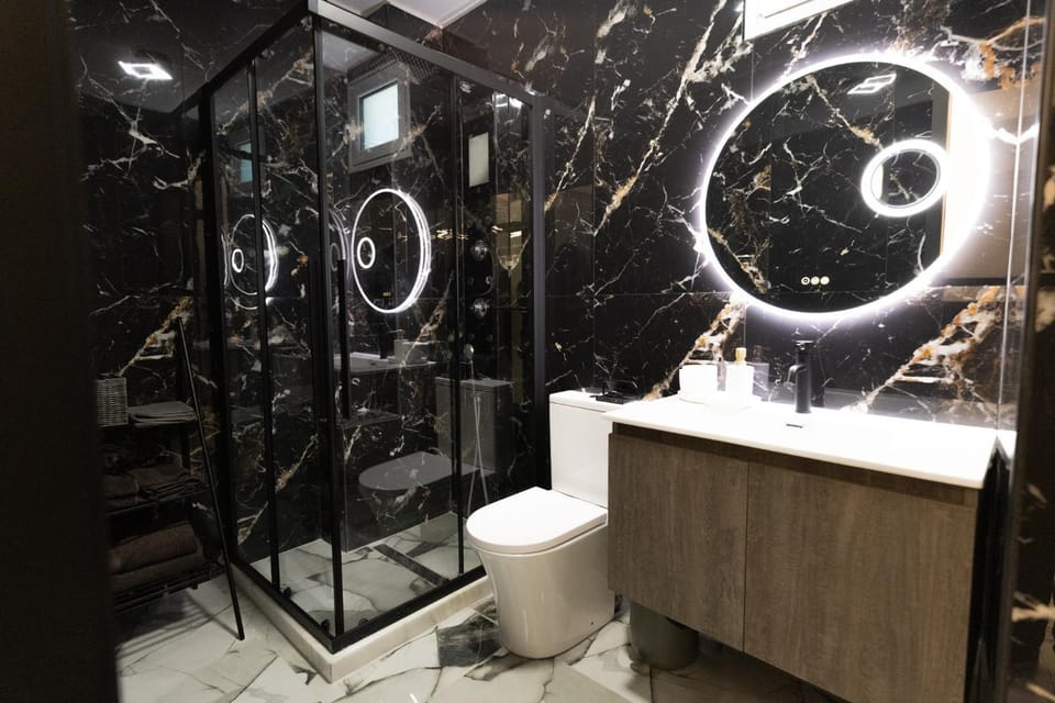 Shower, Toilet