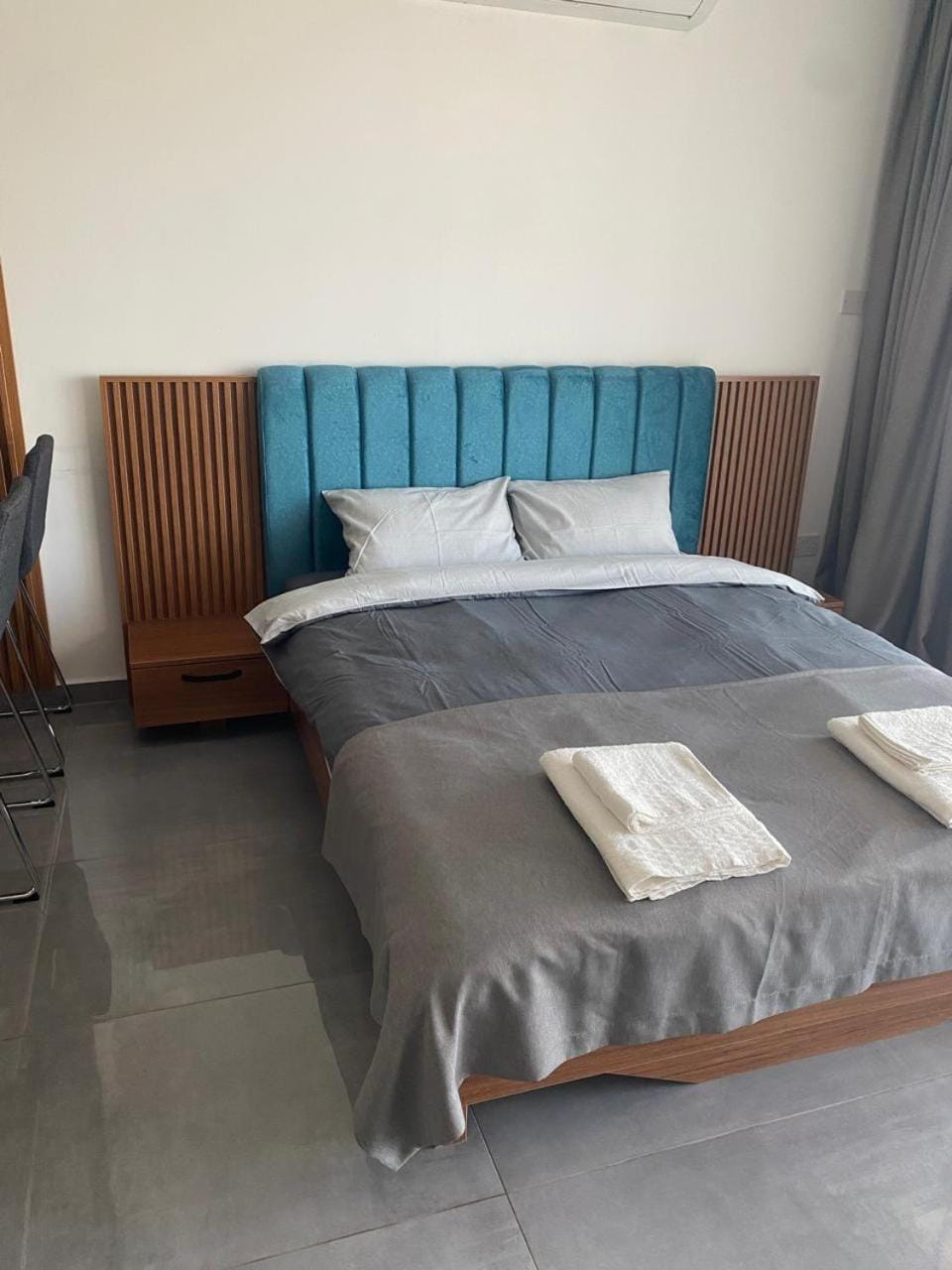 Bed, Bedroom, towels
