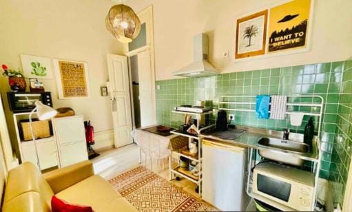 Kitchen or kitchenette, Dining area