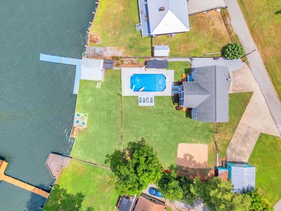 Bird's eye view, River view, Swimming pool